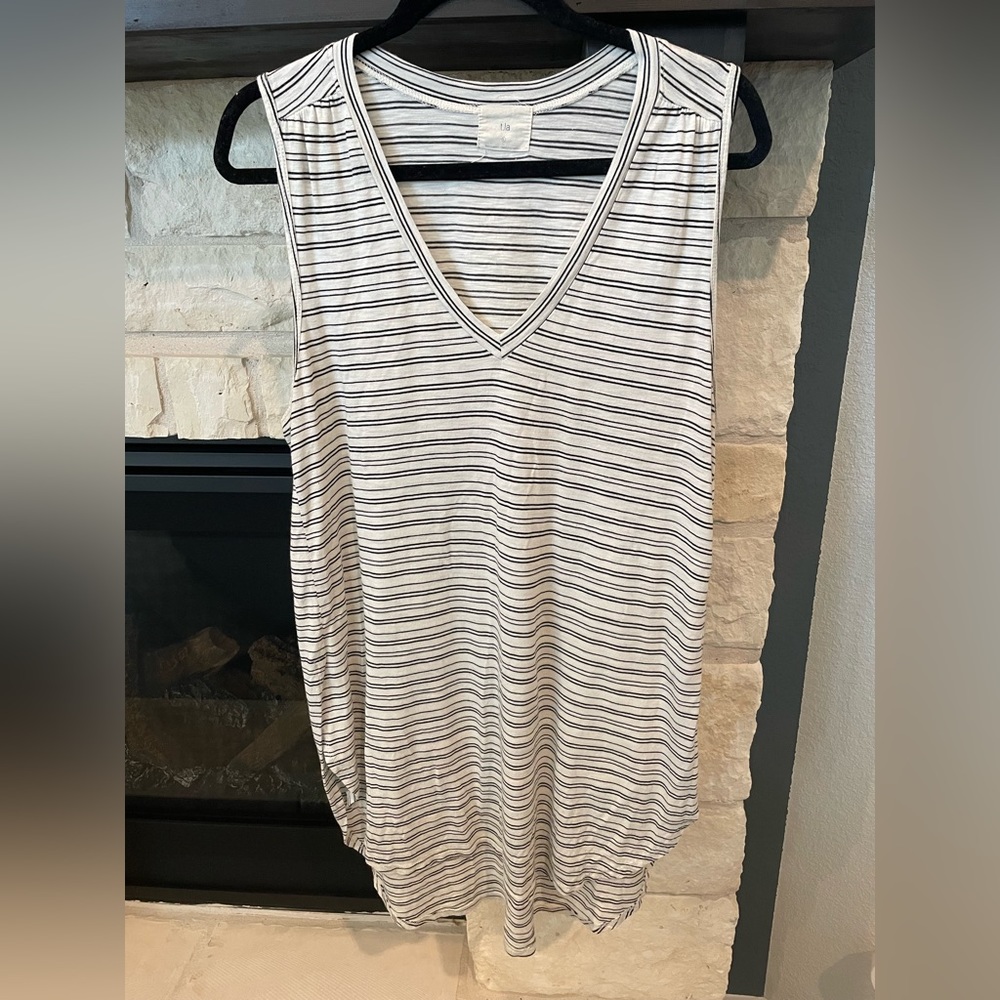 Women’s T.LA Striped Breezy V-Neck Tank Top - Size L